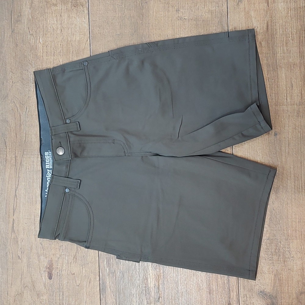 NWOT women's Wrangler work shorts